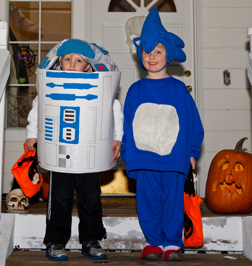 R2-Androo and Sonic prepare for trick or treating