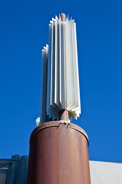 Heat exchanger on a pipeline support post